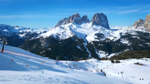 人在意大利多洛米蒂山滑雪的滑雪度假村滑雪的视图 — 图库视频影像