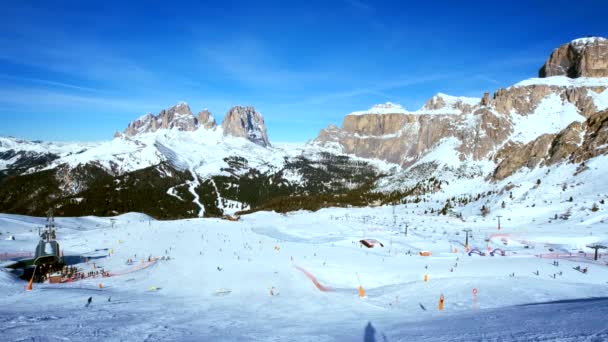 사람들이 이탈리아에서 Dolomites에 스키와 리조트 피스트의 — 비디오
