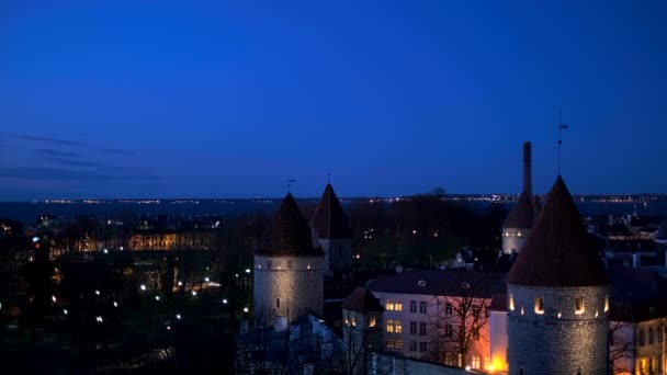 Luchtfoto Van Tallinn Middeleeuwse Oude Stad Nacht Estland Met Horizontale — Stockvideo