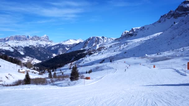 사람들이 이탈리아에서 Dolomites에 스키와 리조트 피스트의 — 비디오