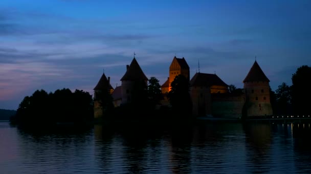 Trakai Island Castle Nel Lago Galve Illuminato Notte Che Riflette — Video Stock