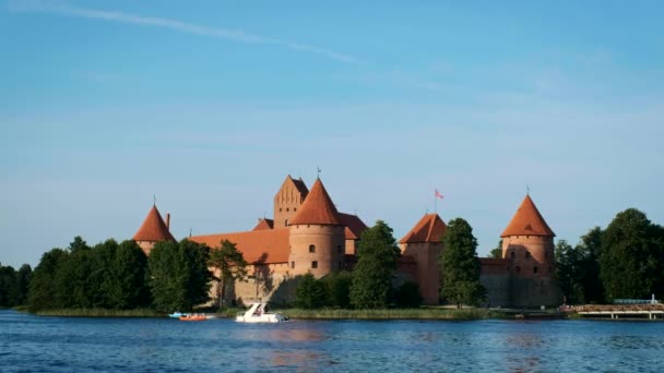 Kasteel Van Trakai Lake Galve Met Boten Zomerdag Litouwen Trakai — Stockvideo