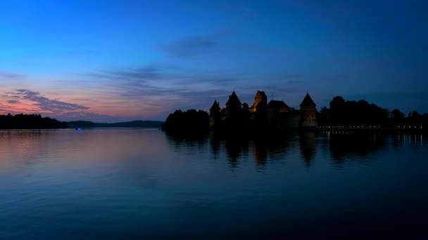 Trakai Island Castle Lake Galve Illuminated Night Reflecting Peaceful Water — Stock Video