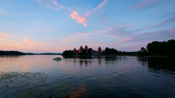 Trakai Island Castle Lake Galve Litouwen Bij Zonsondergang Met Een — Stockvideo
