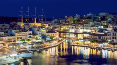 Geceleyin Voulismeni Gölü ve Agios Nikolaos kasabasının zamanlaması. Girit adasının Lasithi bölgesi, Yunanistan