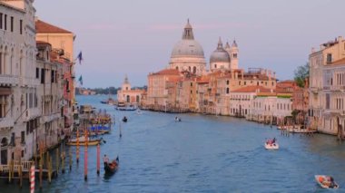Venedik Büyük Kanalı 'nın Panorama' sı tekneleri ve Santa Maria della Salute kilisesi Ponte dell 'Accademia Köprüsü' nden gün batımında. Venedik, İtalya. Kamera yakınlaştır