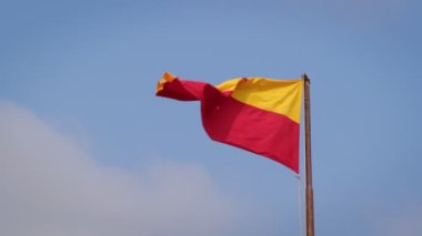 Jaisalmer bayrağı gökyüzü arka planında dalgalanıyor. Rajasthan, Hindistan. Yavaş çekim