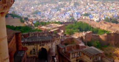Jodhpur 'un ünlü turistik binası ve çatıları - Mavi Şehir, Mehrangarh Kalesi, Rajasthan, Hindistan' dan hava manzaralı. Kamera yukarıdan aşağıya