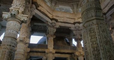 Ranakpur Jain tapınağı ya da Chaturmukha Dharana Vihara sütunları. Mermer, eski ortaçağ oyma heykelleri. Kutsal dini mekan jainizme tapıyor. Ranakpur, Rajasthan. Hindistan