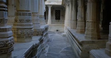 Ranakpur Jain tapınağının ya da Chaturmukha Dharana Vihara 'nın içi. Mermer, eski ortaçağ oyma heykelleri. Kutsal dini mekan jainizme tapıyor. Ranakpur, Rajasthan. Hindistan