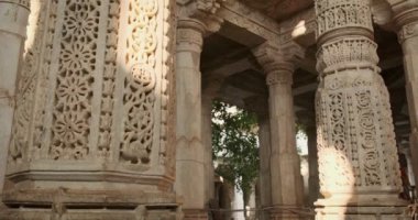 Ranakpur Jain tapınağı ya da Chaturmukha Dharana Vihara sütunları. Mermer, eski ortaçağ oyma heykelleri. Kutsal dini mekan jainizme tapıyor. Ranakpur, Rajasthan. Hindistan