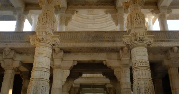 Kolumny Pięknej Świątyni Ranakpur Jain Lub Chaturmukha Dharana Vihara Marmurowe — Wideo stockowe