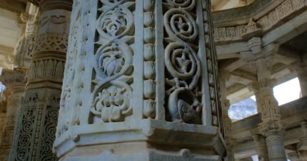 美しいRaanakpur Jain寺院やChaturmukha Dharana Viharaの列 大理石の古代中世の彫刻の彫刻ジャイナ教の礼拝の神聖な宗教的な場所の彫刻 ラナクプールラジャスタン州 インド — ストック動画