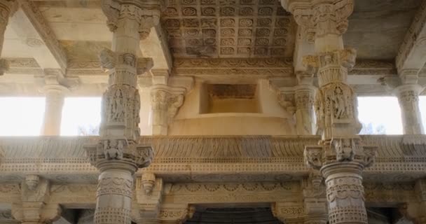 Колонны Потолок Красивого Храма Ранакпур Джайн Чатурмуха Дхарана Вихара Мраморная — стоковое видео