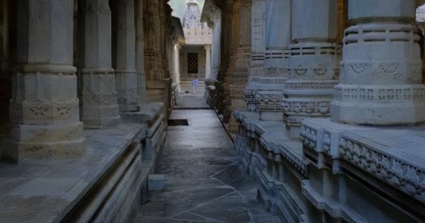美丽的Ranakpur Jain神庙或Chaturmukha Dharana Vihara的内部 中世纪大理石雕刻品 雕刻了神圣的宗教场所 杰宁主义崇拜 拉贾斯坦邦的Ranakpur印度 — 图库视频影像