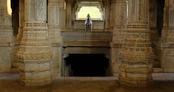 Interior Belo Templo Ranakpur Jain Chaturmukha Dharana Vihara Mármore Antiga — Vídeo de Stock