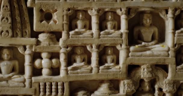 Замысловатая Резьба Стене Прекрасного Храма Ранакпур Джайн Чатурмукха Дхарана Вихара — стоковое видео