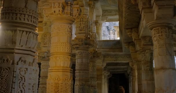 美しいRaanakpurジャイナ寺院やChaturmukha Dharana Viharaの太陽とインテリア 大理石の古代中世の彫刻の彫刻ジャイナ教の礼拝の神聖な場所の彫刻 ラナクプールラジャスタン州 インド — ストック動画