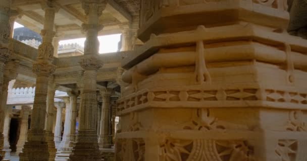Колонны Зал Красивого Храма Ранакпур Джайн Чатурмуха Дхарана Вихара Мраморная — стоковое видео