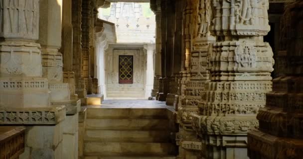 Dentro Del Templo Sagrado Ranakpur Jain Chaturmukha Dharana Vihara Mármol — Vídeos de Stock