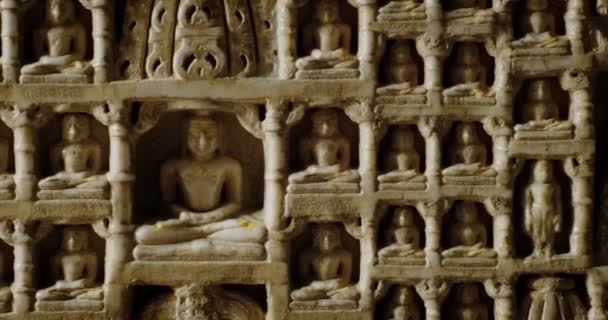 美しいルナプルジャインの寺院またはチュトゥルムハ ダラーナ フィララの壁に電気的な彫刻 大理石の古代中世の彫刻は ジニズム崇拝の神聖な宗教的な場所です ラナプル ラジャスターン インド — ストック動画