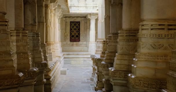 Dentro Templo Sagrado Ranakpur Jain Chaturmukha Dharana Vihara Mármore Antiga — Vídeo de Stock
