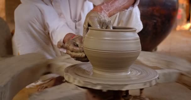 陶器のホイールと彫刻花瓶に粘土を形作る陶器の熟練したぬれた手 伝統的な手作りのインドのボウル ジャグを製造しています Shilpagram Udaipur ラジャスタン インド — ストック動画