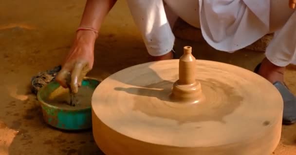 Pottery Zkušené Mokré Ruce Hrnčíře Tvarování Jílu Hrnčířském Kole Házení — Stock video