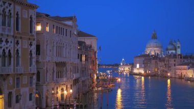 Venedik Büyük Kanalı 'nın Panorama' sı tekneleri ve Santa Maria della Salute kilisesi ile Ponte dell 'Accademia köprüsünden akşam alacakaranlığında. Venedik, İtalya. Yatay kamera tavası