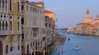 Venedik Büyük Kanalı 'nın Panorama' sı tekneleri ve Santa Maria della Salute kilisesi Ponte dell 'Accademia Köprüsü' nden gün batımında. Venedik, İtalya. Yatay kamera tavası