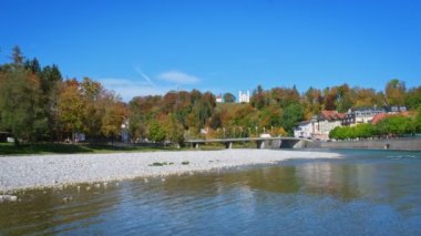 Ekim ayında ünlü turistik kent Bad Tolz 'da. Isar Nehri manzarası, sığlık, Kalvarienbergkirche, rafting, ağaçlar, Bavyera evleri ve Mary 'nin Varsayımı Kilisesi. Bavyera, Almanya. Yatay tava