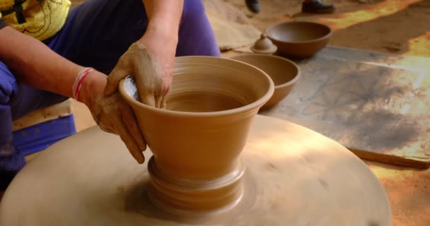 陶芸家ホイール上の粘土を形成する陶芸家の熟練したぬれた手 ポット 花瓶投げ 伝統工芸品インドのボウル ポット ジャグを製造しています Shilpagram Udaipur Rajasthan インド — ストック動画