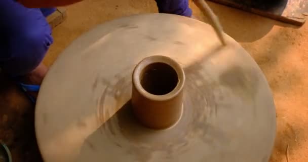 熟练的陶工湿手 在陶瓷轮上塑造粘土 雕刻花瓶 制造传统的手工印度碗 Shilpagram Udaipur Rajasthan India — 图库视频影像