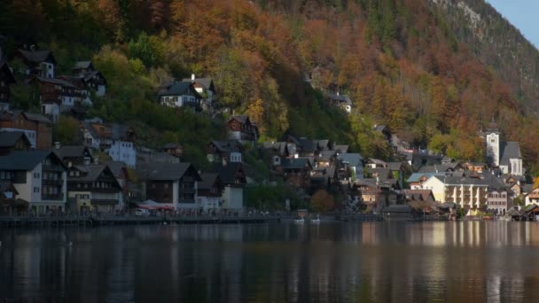 Autumn Colors Famous Tourist Destination Idillyc Town Hallstatt Austrian Mountain — Stock Video