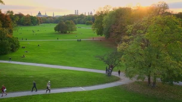 Goldener Herbstherbst Berühmten Münchner Erholungsort Englischgarten Englischer Garten Mit Abgefallenen — Stockvideo