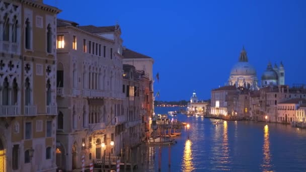 威尼斯大运河全景 黄昏时分 从Ponte Dell Accademia桥乘小船和Santa Maria Della Salute教堂 威尼斯 意大利 — 图库视频影像