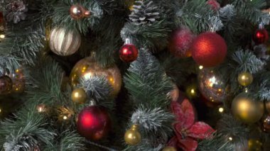 Noel kutlaması tatil geçmişi - Noel ağacı süslemesi süslenmiş Noel ağacının üzerindeki noel balosu, kış tatilleri birleşmesi. Kamyon kaydırma atışı
