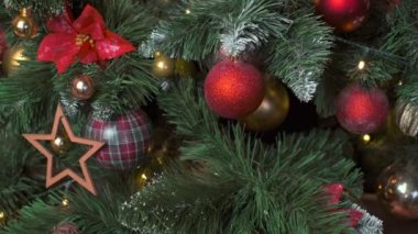 Noel kutlaması tatil geçmişi - Noel ağacı süslemesi süslenmiş Noel ağacının üzerindeki noel balosu, kış tatilleri birleşmesi. Kamyon kaydırma atışı