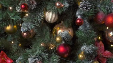 Noel kutlaması tatil geçmişi - Noel ağacı süslemesi süslenmiş Noel ağacının üzerindeki noel balosu, kış tatilleri birleşmesi. Kamyon kaydırma atışı