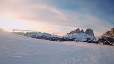 Birinci şahıs bakış açısı FPV birinci şahıs bakış açısı Dolomitlerdeki alp kayak POV 'u. İtalya 'da Dolomitler' de kayak yapan insanlarla kayak merkezi. Kayak alanı Belvedere. Canazei, İtalya