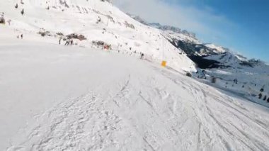 Birinci şahıs bakış açısı FPV birinci şahıs bakış açısı Dolomitlerdeki alp kayak POV 'u. İtalya 'da Dolomitler' de kayak yapan insanlarla kayak merkezi. Kayak alanı Belvedere. Canazei, İtalya