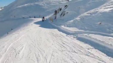 Birinci şahıs bakış açısı FPV birinci şahıs bakış açısı Dolomitlerdeki alp kayak POV 'u. İtalya 'da Dolomitler' de kayak yapan insanlarla kayak merkezi. Kayak alanı Belvedere. Canazei, İtalya