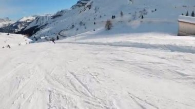 Birinci şahıs bakış açısı FPV birinci şahıs bakış açısı Dolomitlerdeki alp kayak POV 'u. İtalya 'da Dolomitler' de kayak yapan insanlarla kayak merkezi. Kayak alanı Belvedere. Canazei, İtalya