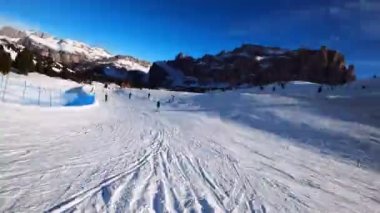Dolomitlerdeki alp disiplini kayak POV 'unun birinci şahıs bakış açısını ileri saralım. İtalya 'da Dolomitler' de kayak yapan insanlarla kayak merkezi. Kayak alanı Belvedere. Canazei, İtalya