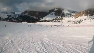 Dolomitlerdeki alp disiplini kayak POV 'unun birinci şahıs bakış açısını ileri saralım. İtalya 'da Dolomitler' de kayak yapan insanlarla kayak merkezi. Kayak alanı Belvedere. Canazei, İtalya