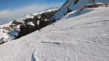 Dolomitlerdeki alp disiplini kayak POV 'unun birinci şahıs bakış açısını ileri saralım. İtalya 'da Dolomitler' de kayak yapan insanlarla kayak merkezi. Kayak alanı Belvedere. Canazei, İtalya