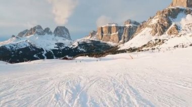 Birinci şahıs bakış açısı FPV birinci şahıs bakış açısı Dolomitlerdeki alp kayak POV 'u. İtalya 'da Dolomitler' de kayak yapan insanlarla kayak merkezi. Kayak alanı Belvedere. Canazei, İtalya