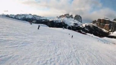 Dolomitlerdeki alp disiplini kayak POV 'unun birinci şahıs bakış açısını ileri saralım. İtalya 'da Dolomitler' de kayak yapan insanlarla kayak merkezi. Kayak alanı Belvedere. Canazei, İtalya