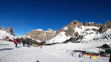 Dolomitlerdeki alp disiplini kayak POV 'unun birinci şahıs bakış açısını ileri saralım. İtalya 'da Dolomitler' de kayak yapan insanlarla kayak merkezi. Kayak alanı Belvedere. Canazei, İtalya