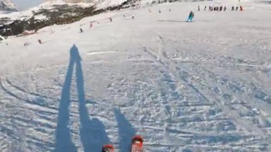 Birinci şahıs bakış açısı FPV birinci şahıs bakış açısı Dolomitlerdeki alp kayak POV 'u. İtalya 'da Dolomitler' de kayak yapan insanlarla kayak merkezi. Kayak alanı Belvedere. Canazei, İtalya